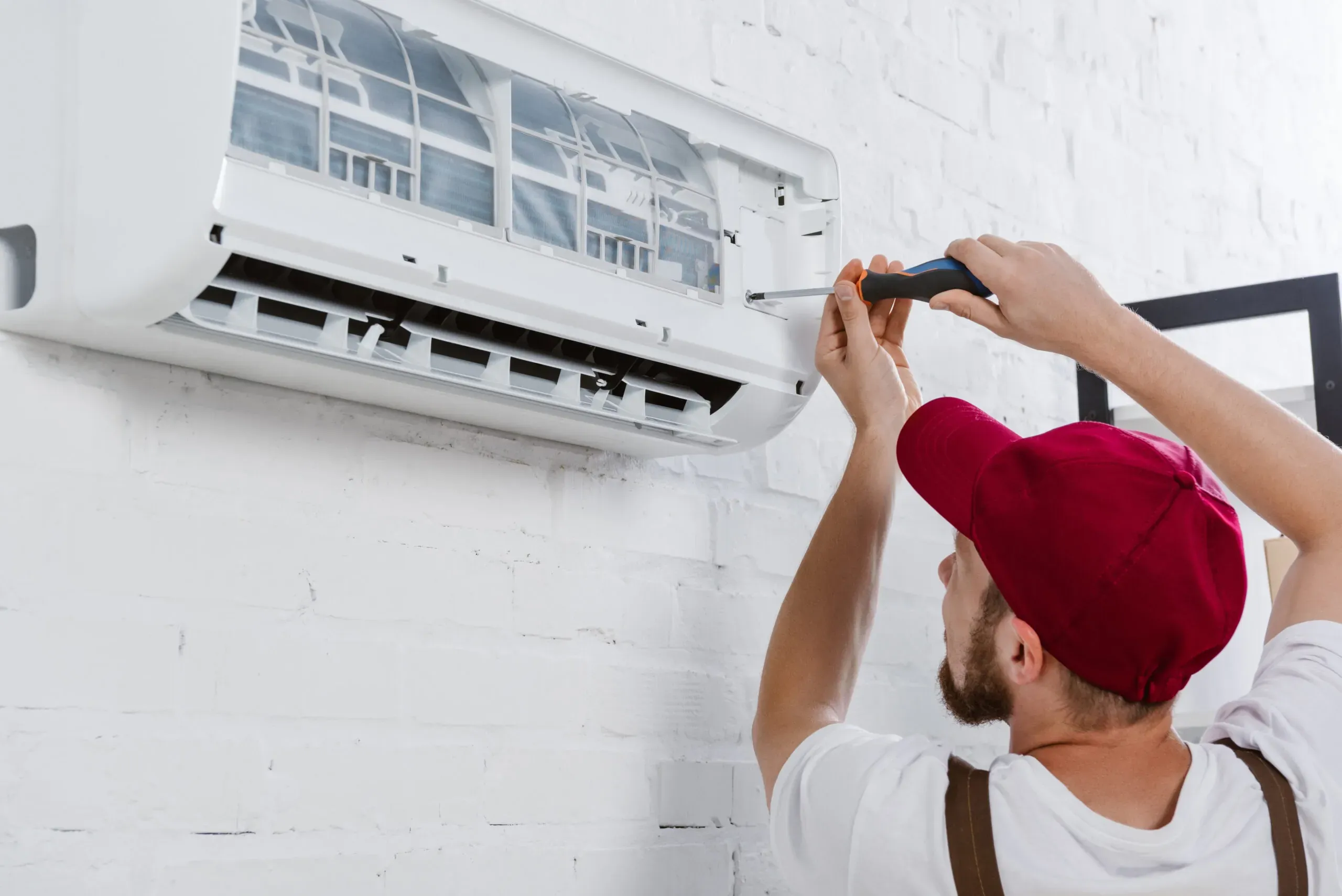 professional-wall-mounting-ac-repairman-lahore